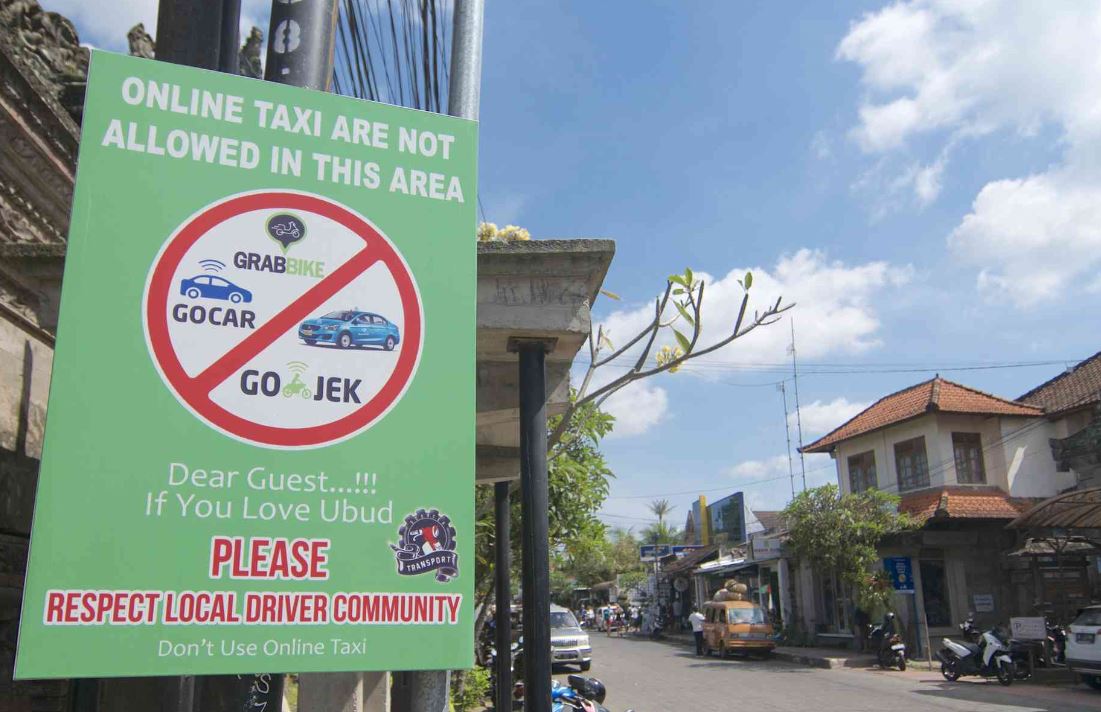 Bali Govenor Sets New Regulations For Bali Taxi Stands To Help End Conflict With Online Drivers