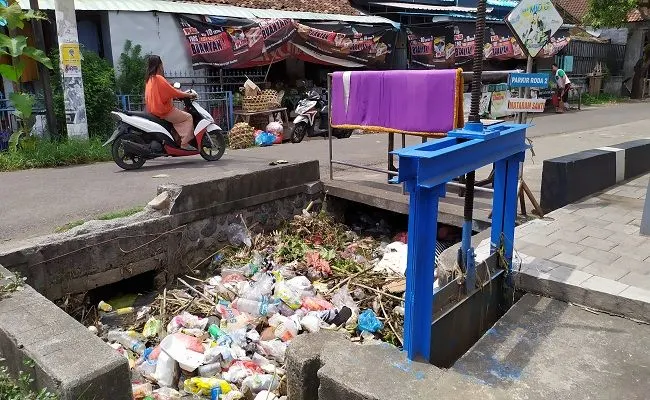 Thousands of Pounds of Garbage Is Being Tossed Into The Rivers In Jembrana
