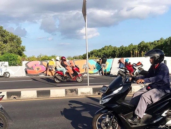The Ngurah Rai Bypass underpass in Tuban, Kuta came into the local authorities spotlight on Monday afternoon when unknown persons painted the walls with various graffiti drawings
