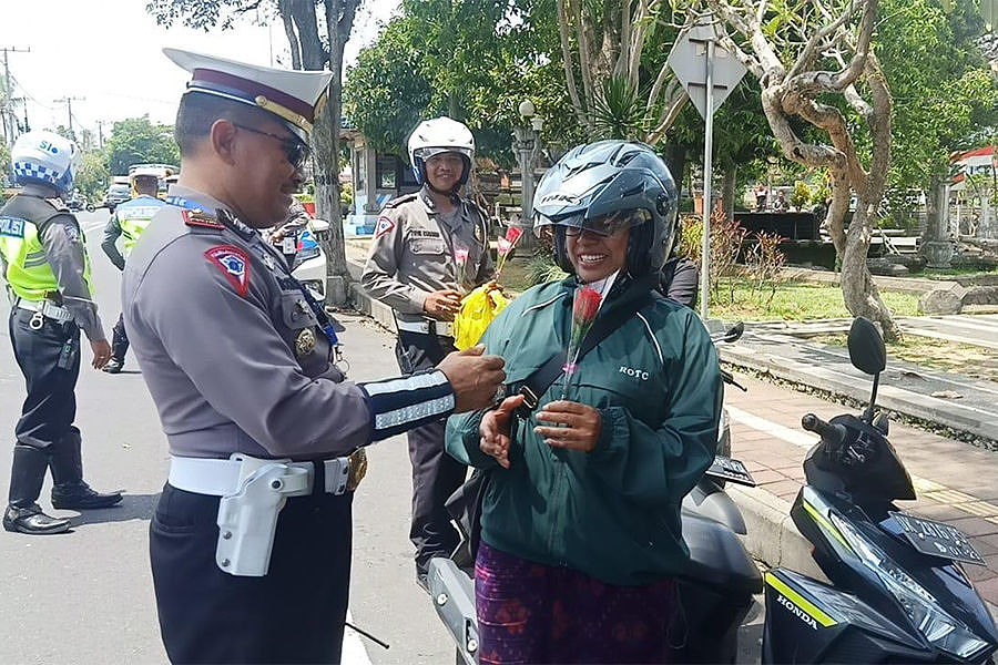 bali police hand out flowers and chocolates