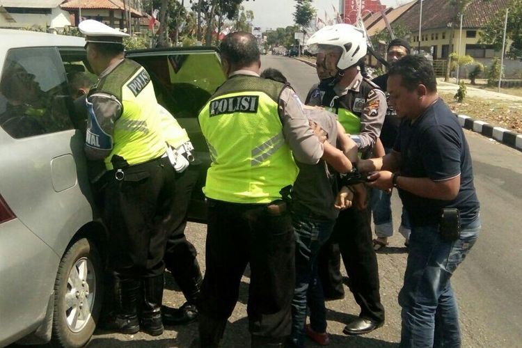 Two Men Severely Beaten For Loud Exhaust Pipe In Denpasar