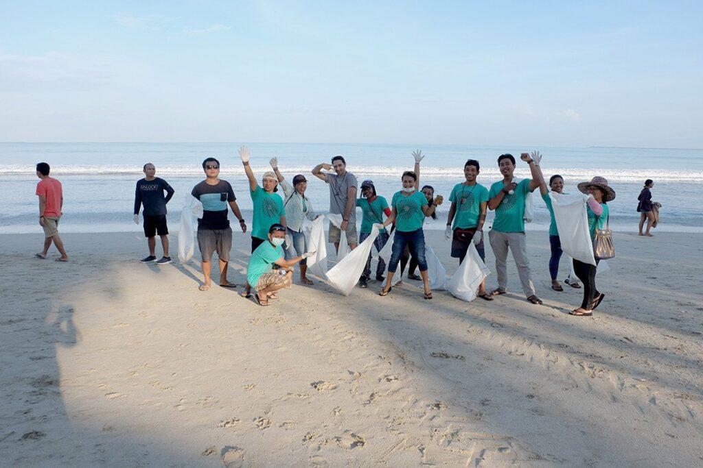Bali garbage clean up