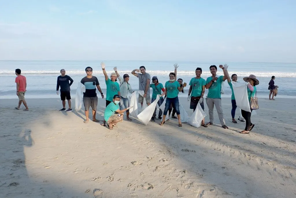 Bali garbage clean up
