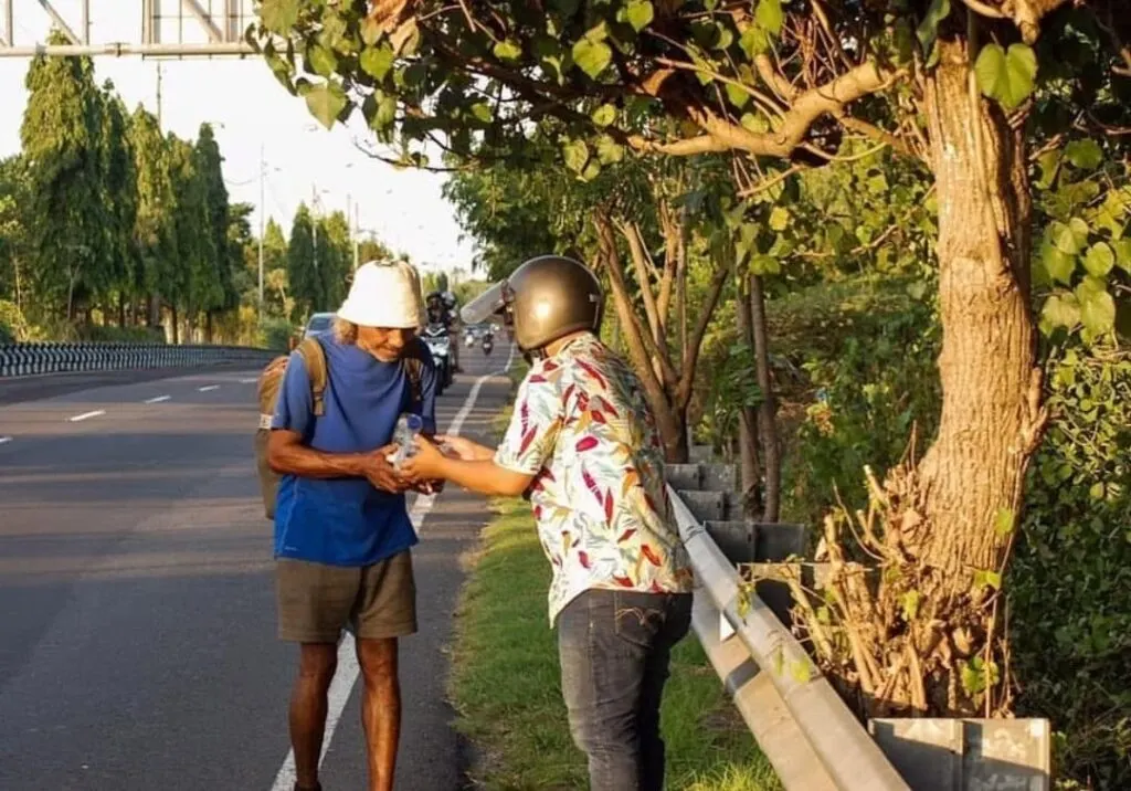 Bali donation to hungry man