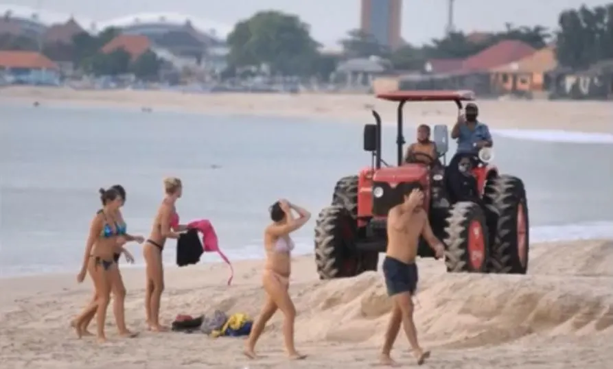 Officer Forced To Use Tractor After Tourists Ignore Warnings To Leave Beach