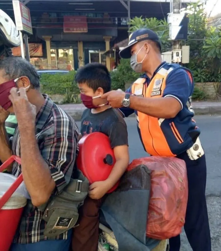 bali officials provide masks to locals