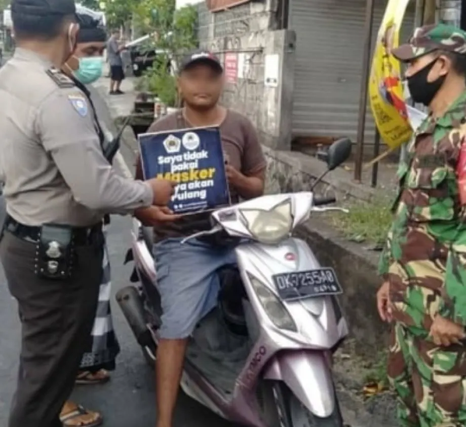 officals stop a motorist not waring a mask