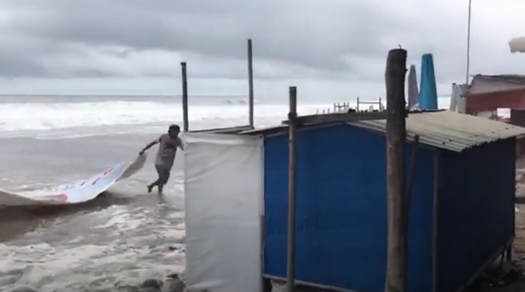 Bali locals scramble to save thier businesses from large waves