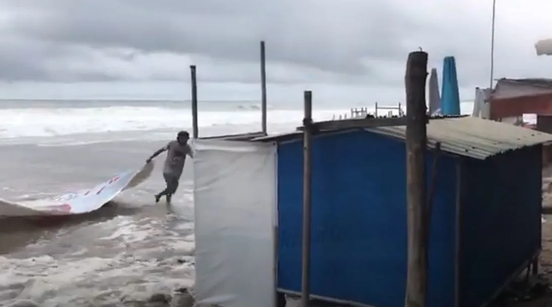 Bali locals scramble to save thier businesses from large waves