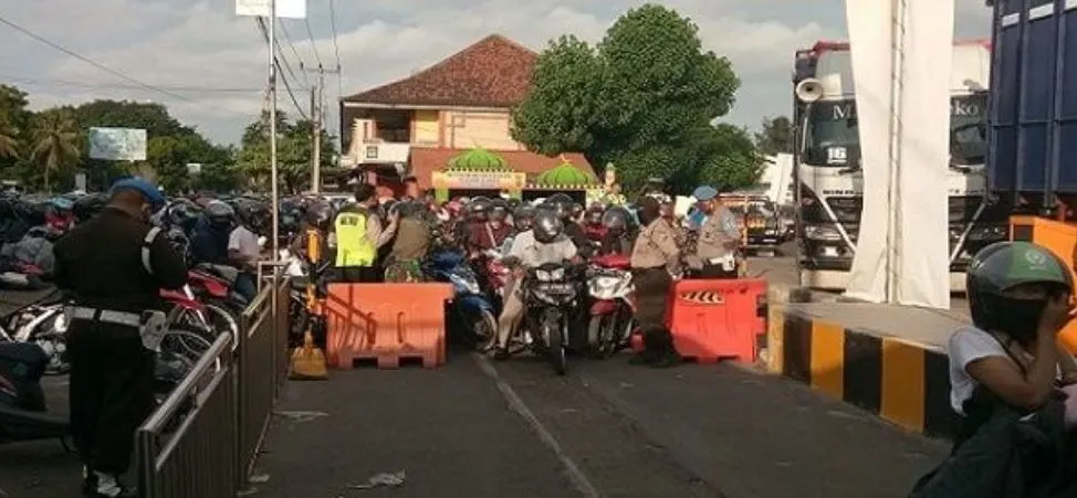 Hundreds of People Permitted To Board Ferry After Gate Overwhelmed In Bali