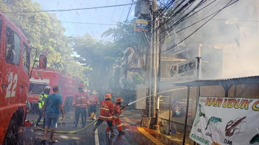 Massive Fire Destroys 3 Blocks of Shops In Bali