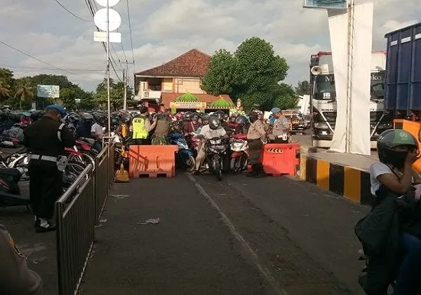 hundreds of residents lined up at the bali ferry port to return to java
