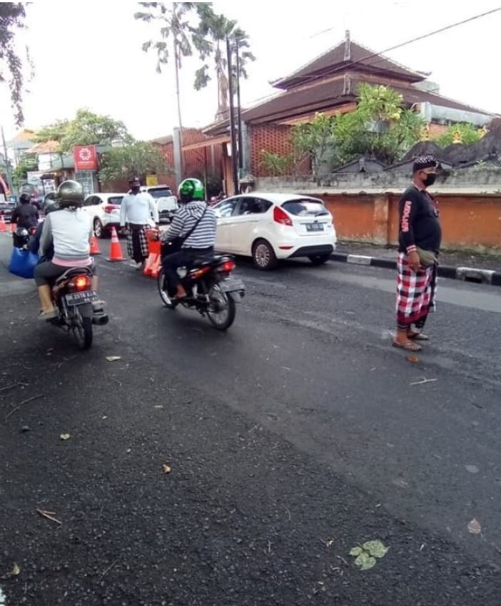 Bali local security enforce mask rule (2)