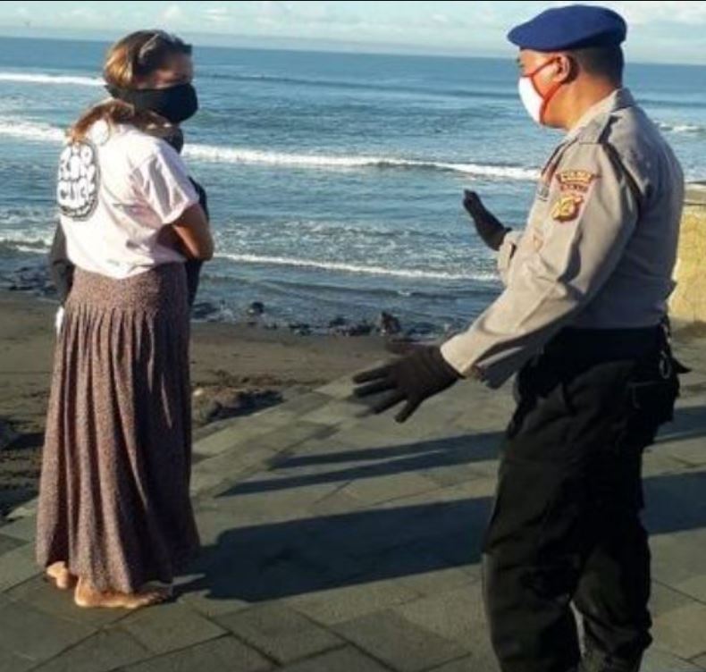 Bali police enforce mask use on beach