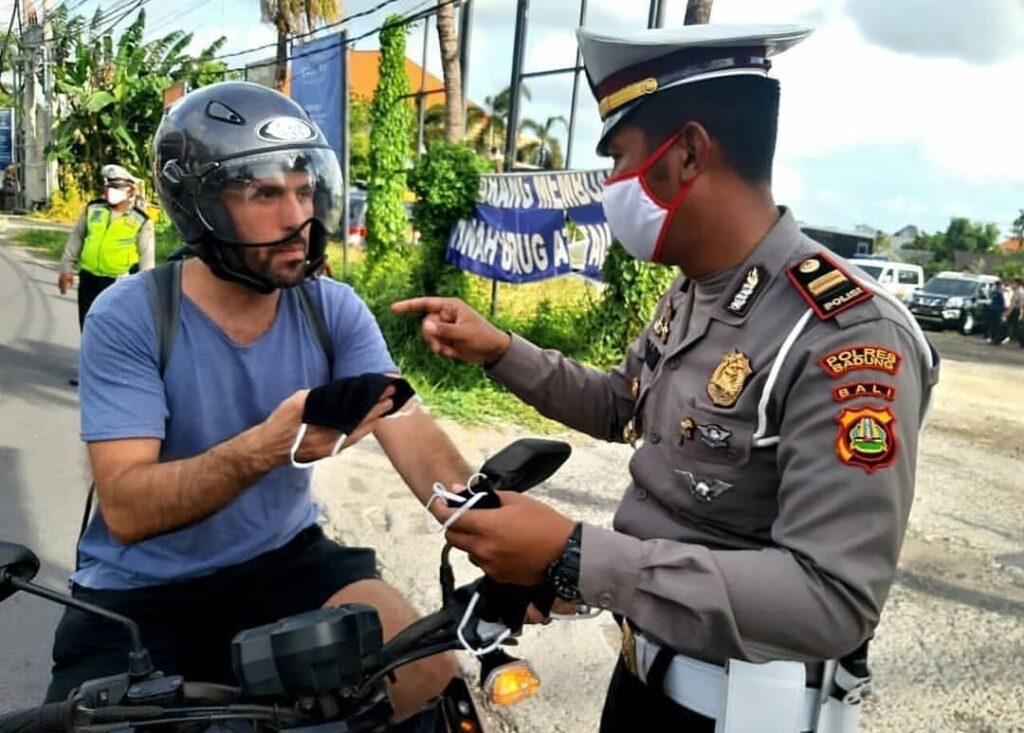 Bali police giver foreigner mask