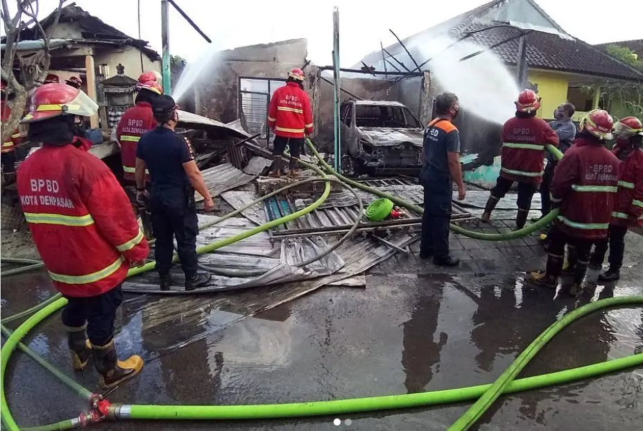 Large Fire Injures Two And Destroys Two Houses in Bali