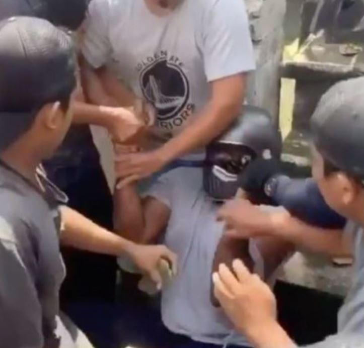 american man caught by locals in bali (2)