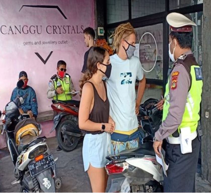 foreigners pulled over in canggu