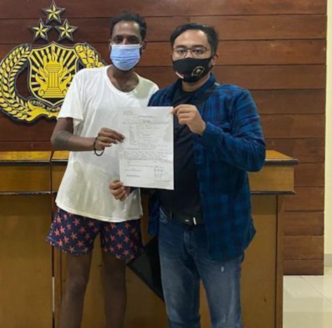 The accuser filing his report in Kuta, Bali (Radar)