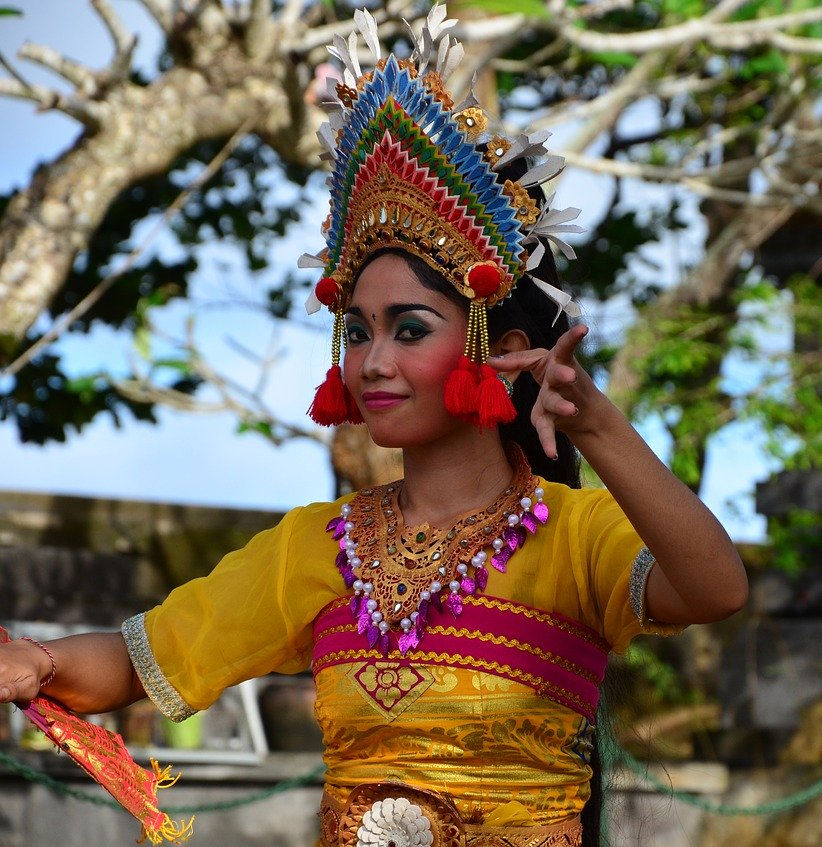 bali dancer welcomes tourist