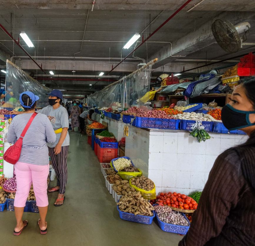 Bali locals wearing masks at market