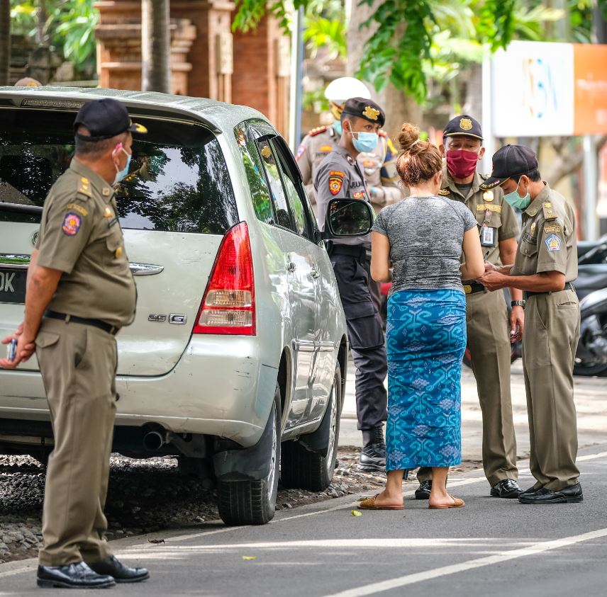 Bali tourist police mask enforcement