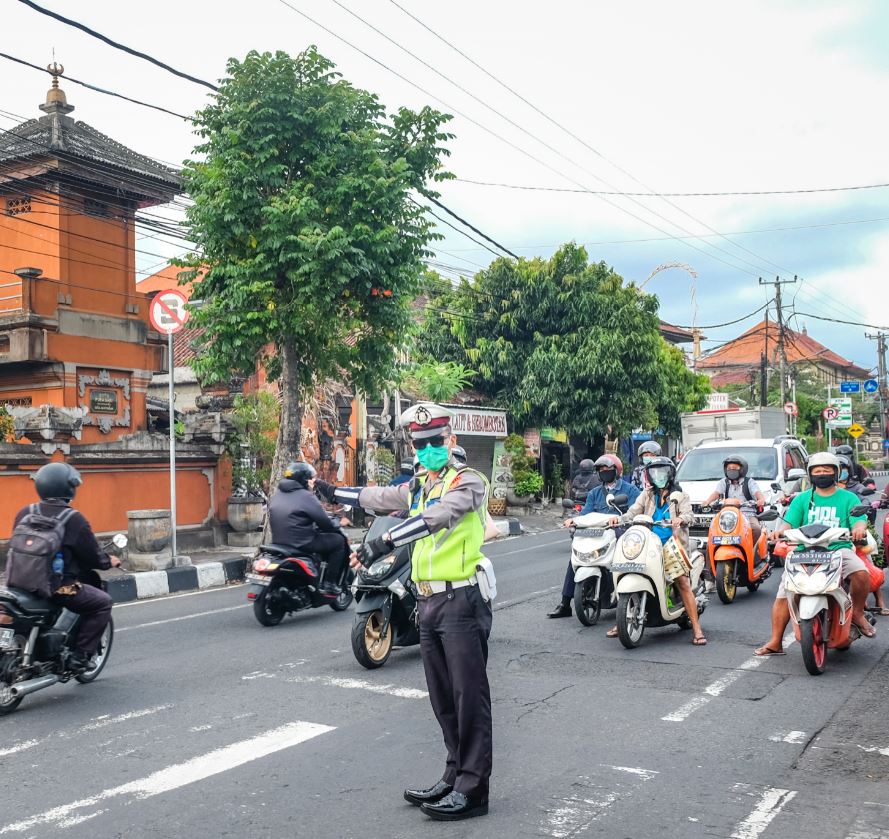 Bali traffic cop in mask
