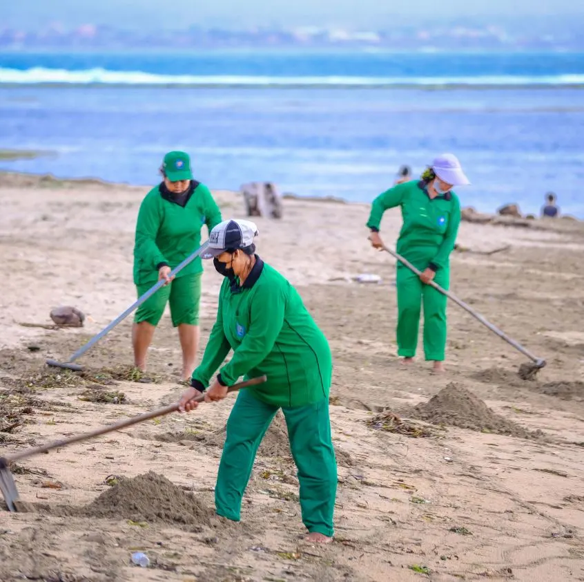Beach garbage clean up