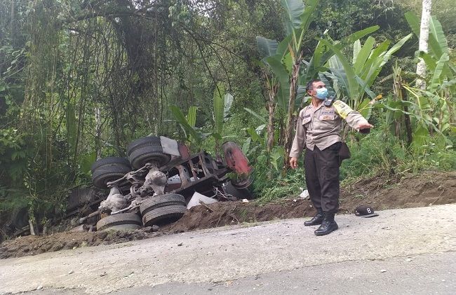 Driver Injured In Accident When Truck Rolls Into Ravine In Bali