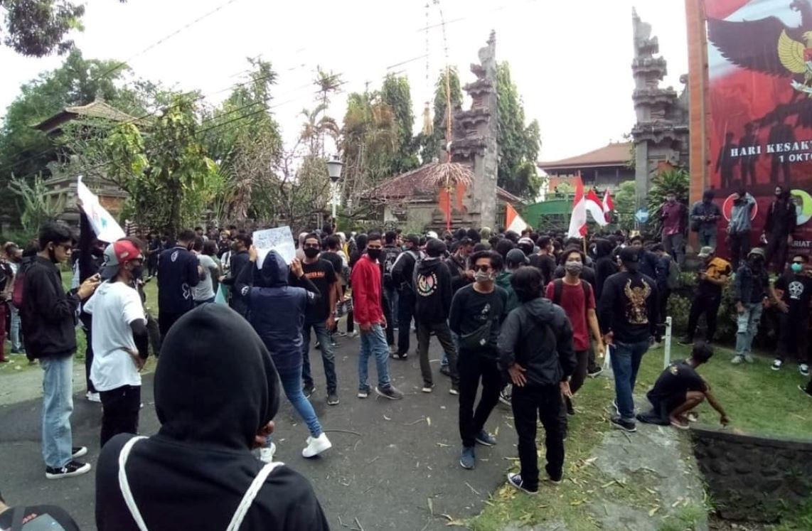 Riots Break Out In Bali Over Proposed New Employment Laws