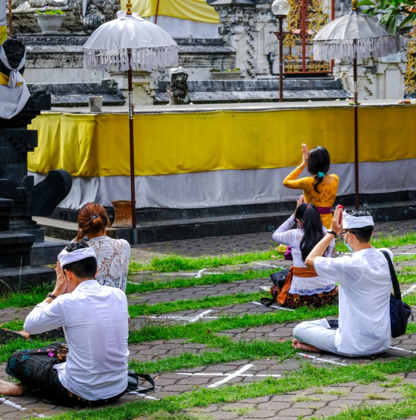 bali hindu prayer