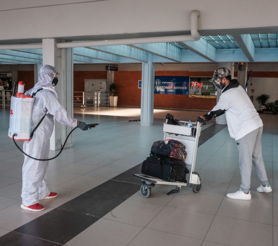 tourist arrivaes at airport in mask covid