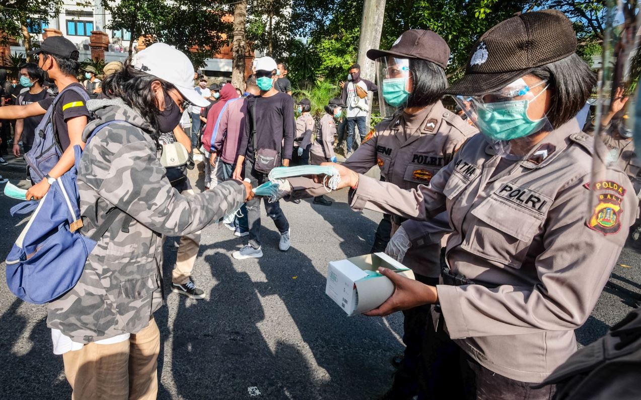 Bali Police Hand Out Free Masks Instead Of Fines In Denpasar