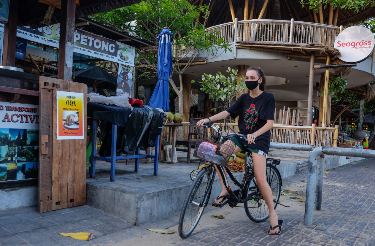 cyclist in Bali with mask