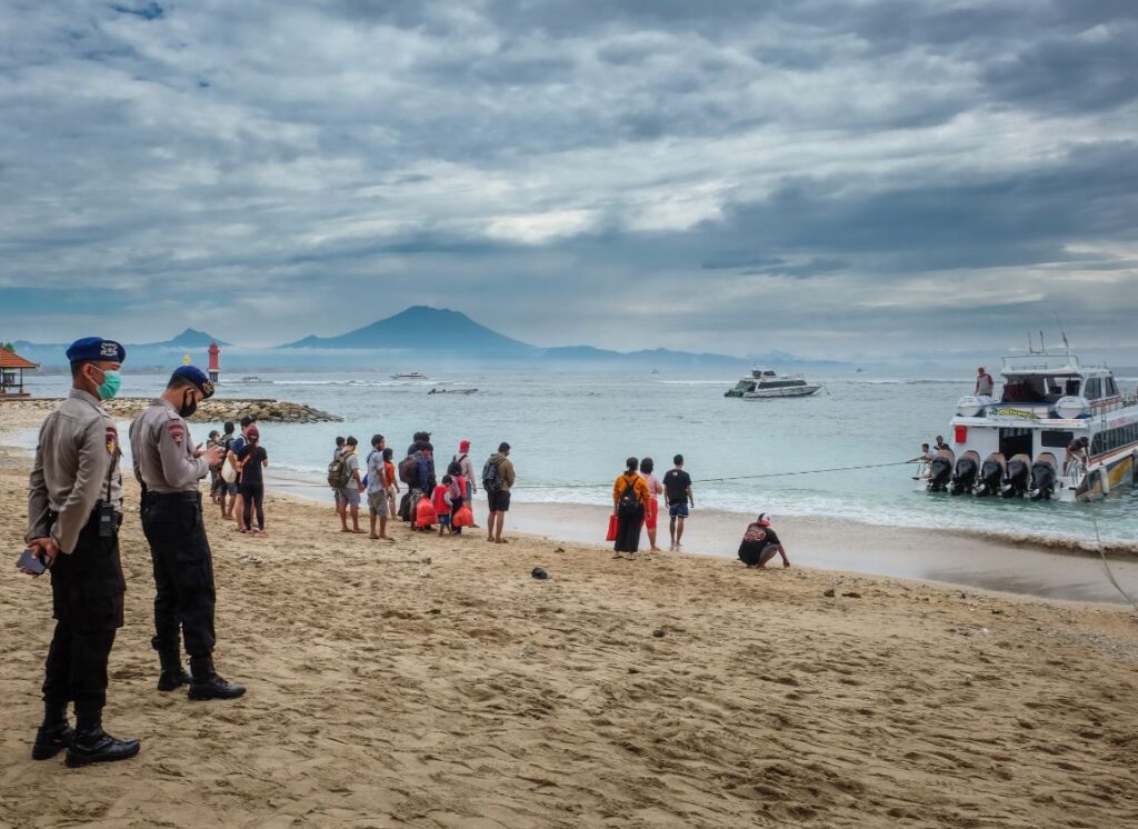 police ensure health protocols at fast boats to nusa penida