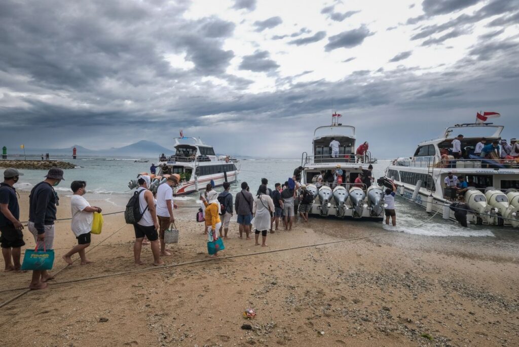 tourists boarding boats to nusa penisa