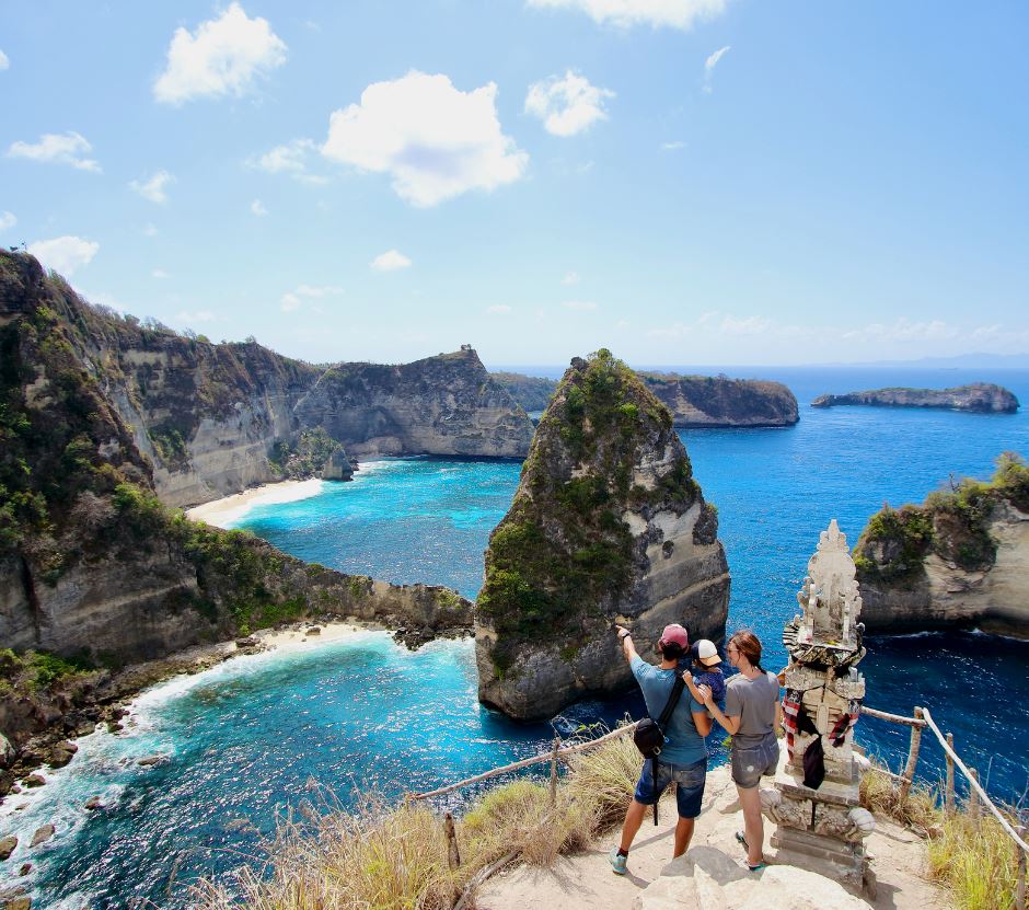 tourists nusa penida