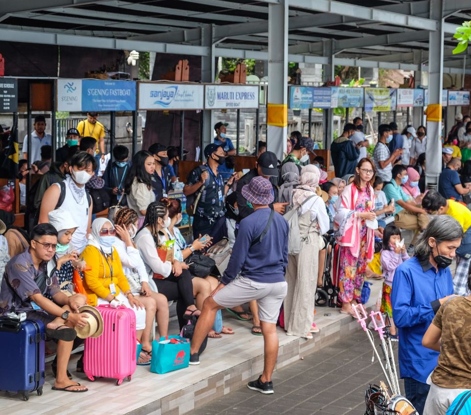 tourists wait for fast boats