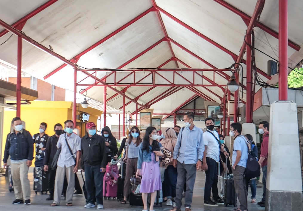 500 Passengers Crowd At Ngurah Rai Airport To Get Tested Before Flight