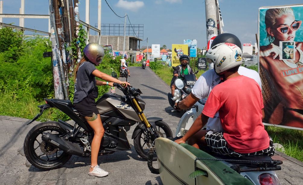 Local Woman Retrieves Cell Phone From Snatchers After Motorbike Chase In Gianyar