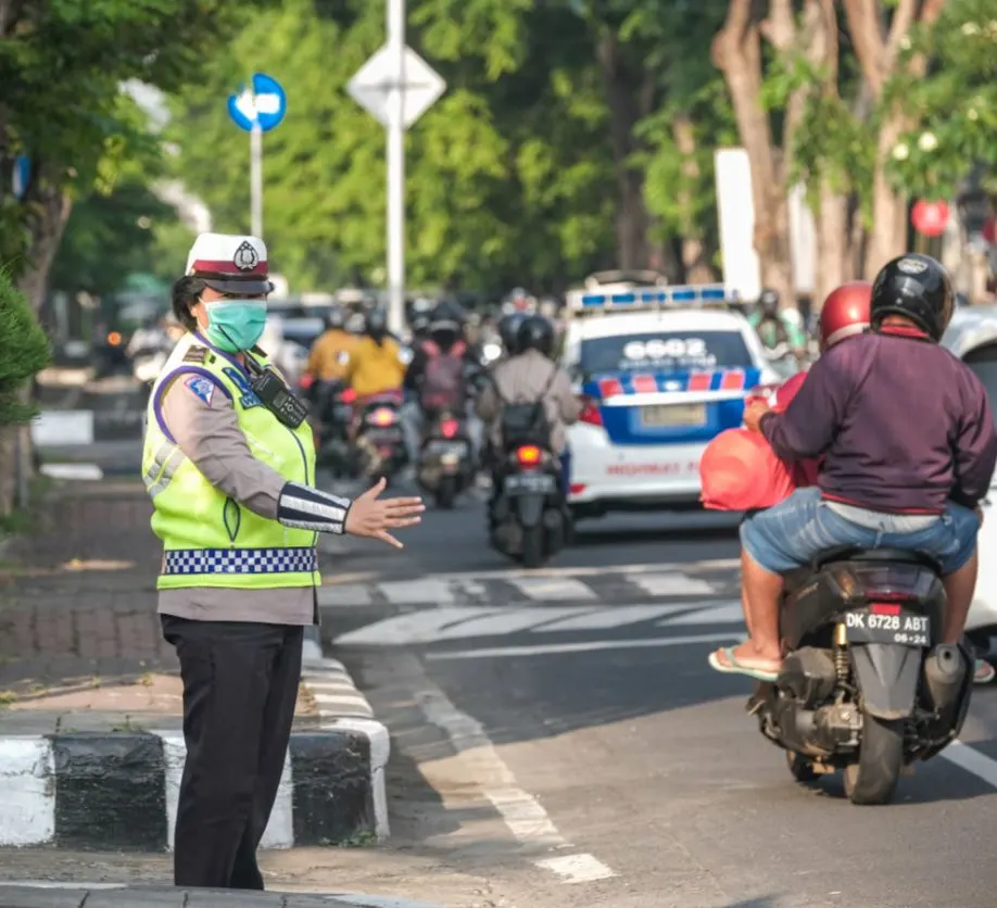 bali traffic pollution officer