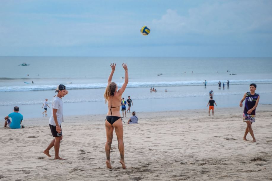 beach volleyball tourists