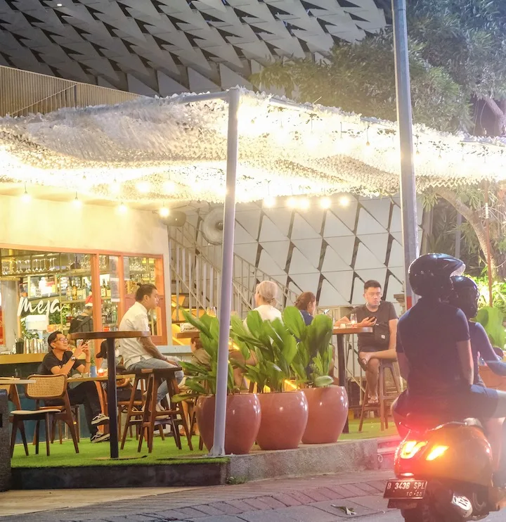 cafe in Kuta domestic tourists