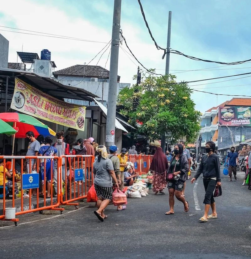 locals-bali-market-masks