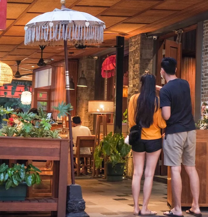 tourists-at-restaurant