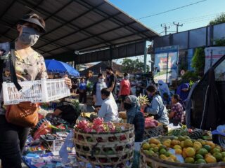 Bali Authorities Hand Out Fresh Vegetables While Enforcing Safety Protocols To Villagers