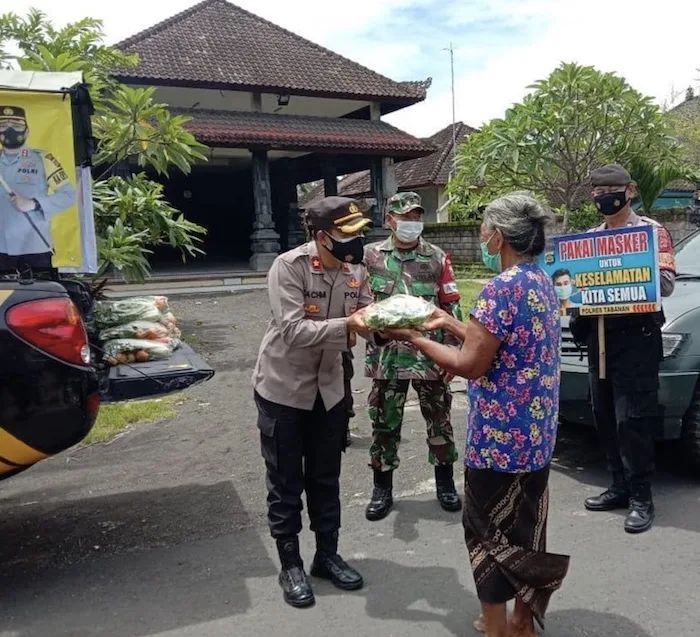 Tabanan police distributing food