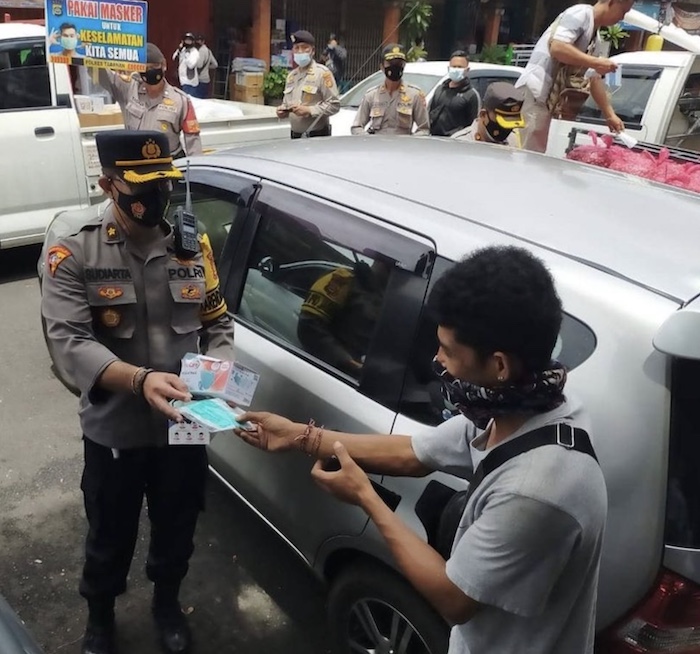 Tabanan-police-distributing-mask