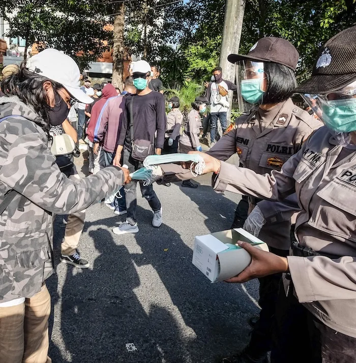 police-distributing-free-face-masks