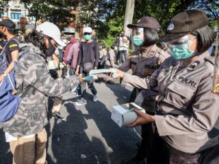 Bali Police Distribute Free Food and Masks During Patrol Operation